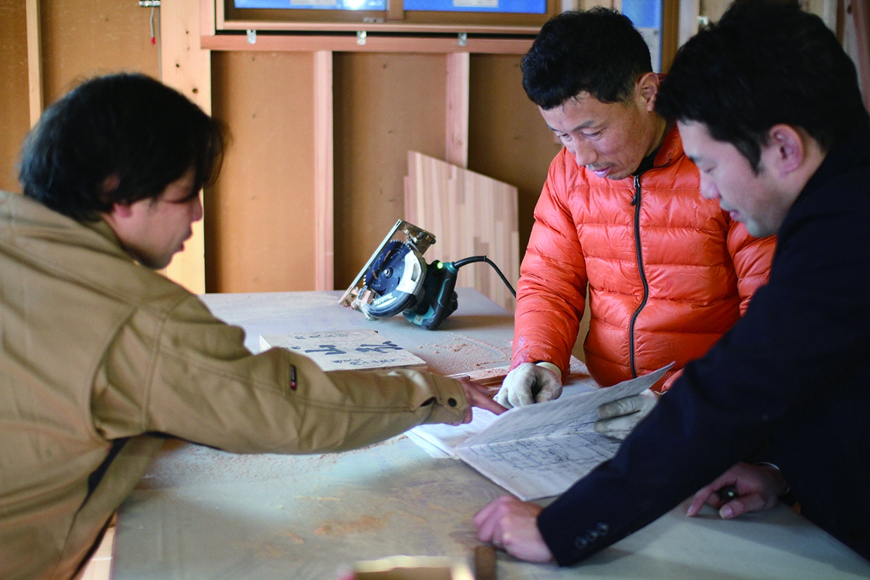 現場では職人や設計と密に連携し、ときには施主様と直接やり取りすることもあります。