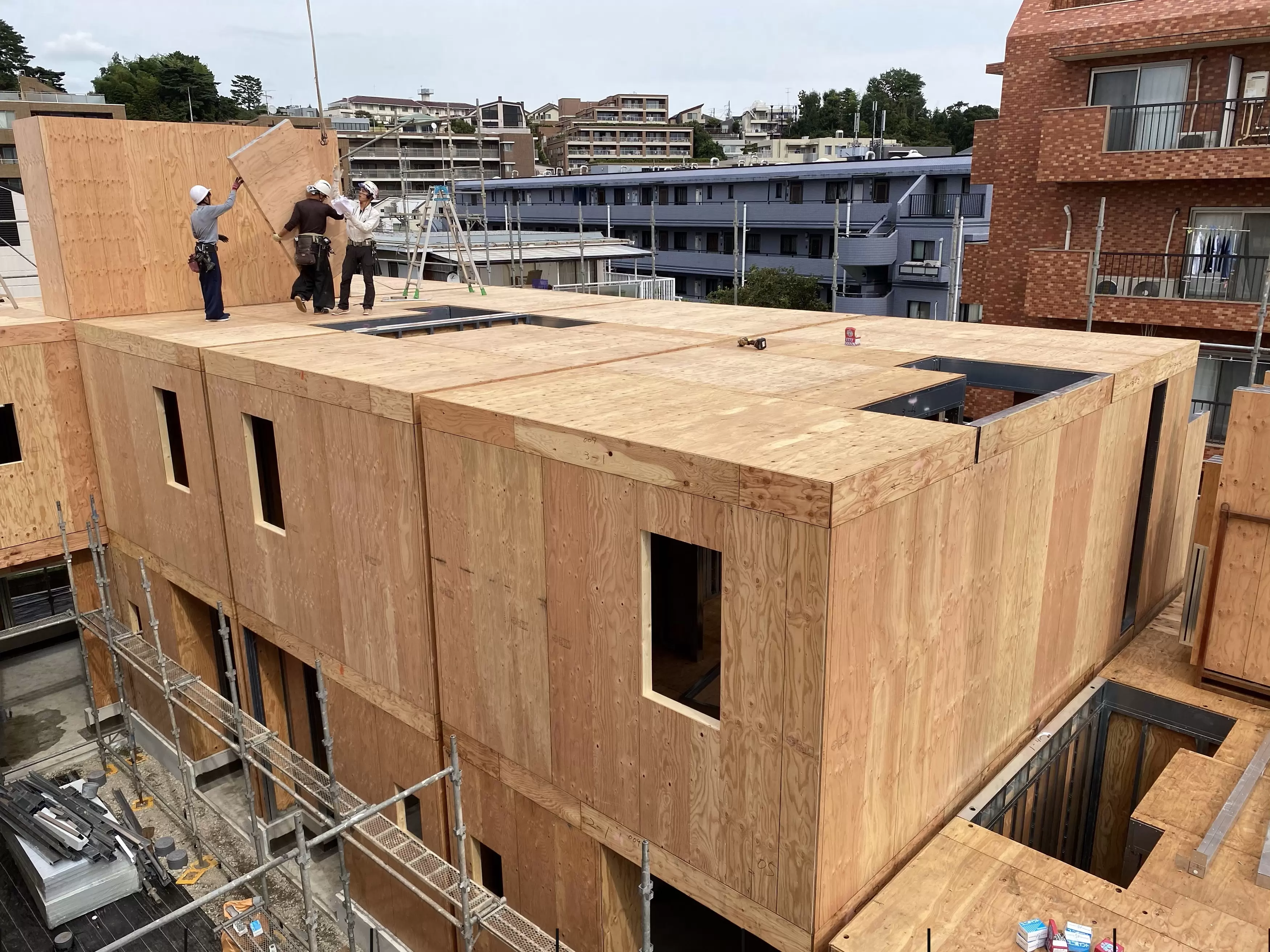 薄板軽量形鋼造（CFS）のタウンハウス。木造ツーバイフォーの軽量鉄骨とも呼ばれる構造です。