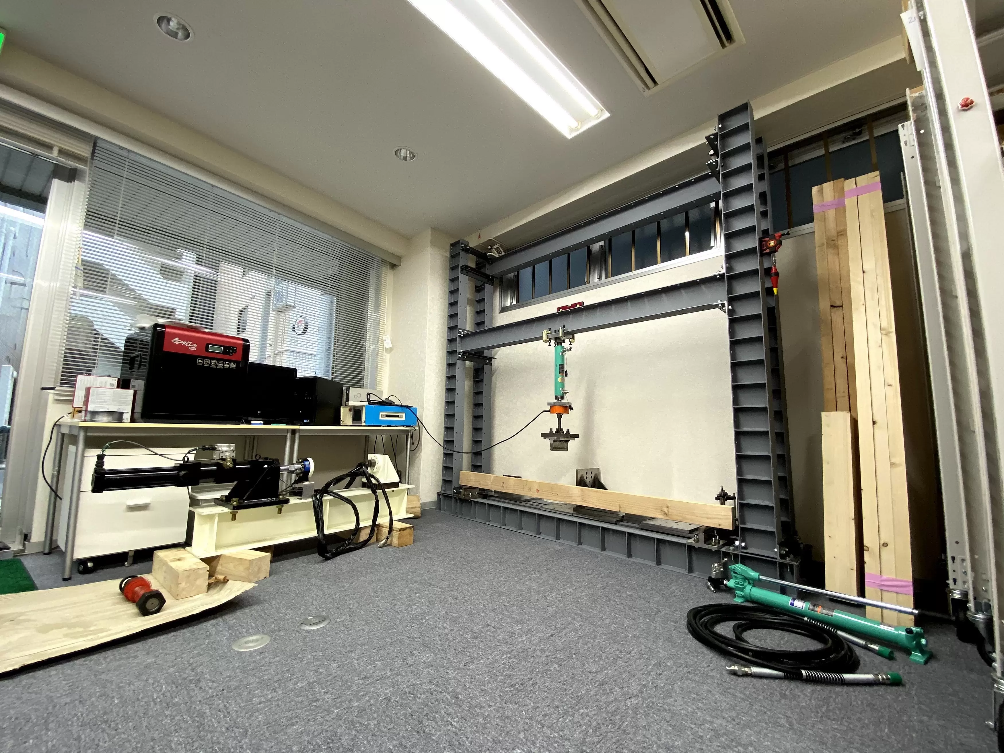 池袋オフィスに装備する構造実験フレーム。構造の様々なアイディアを自社開発で具現化しています。