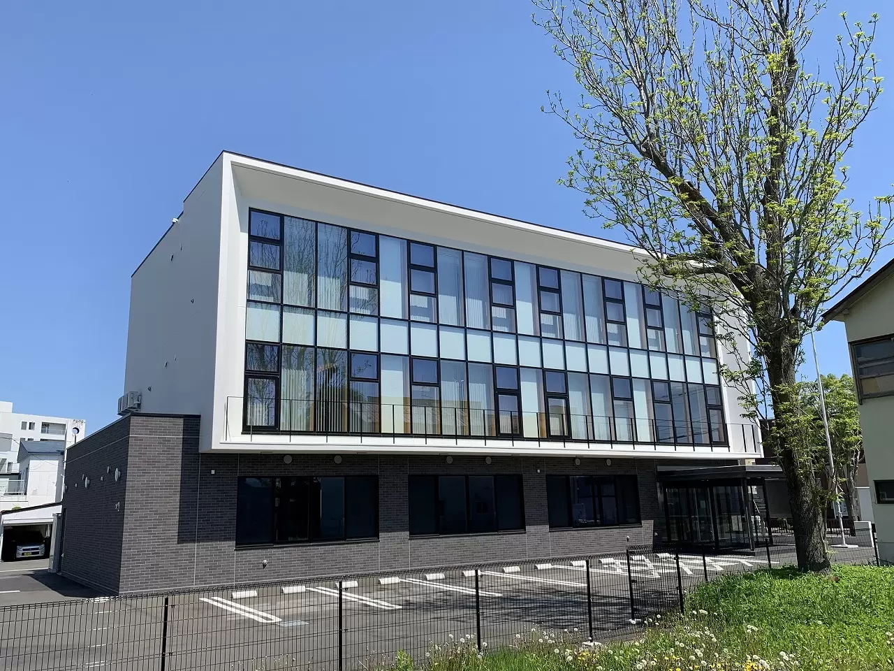 鉄筋コンクリート造設計事例：オフィス（907㎡）、コンセプトは歴史の継承と街並み調和