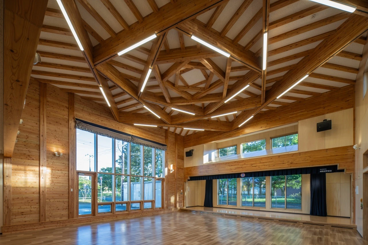 現在施工中の木架構：３：４：５の比率で薔薇状に回転させた梁