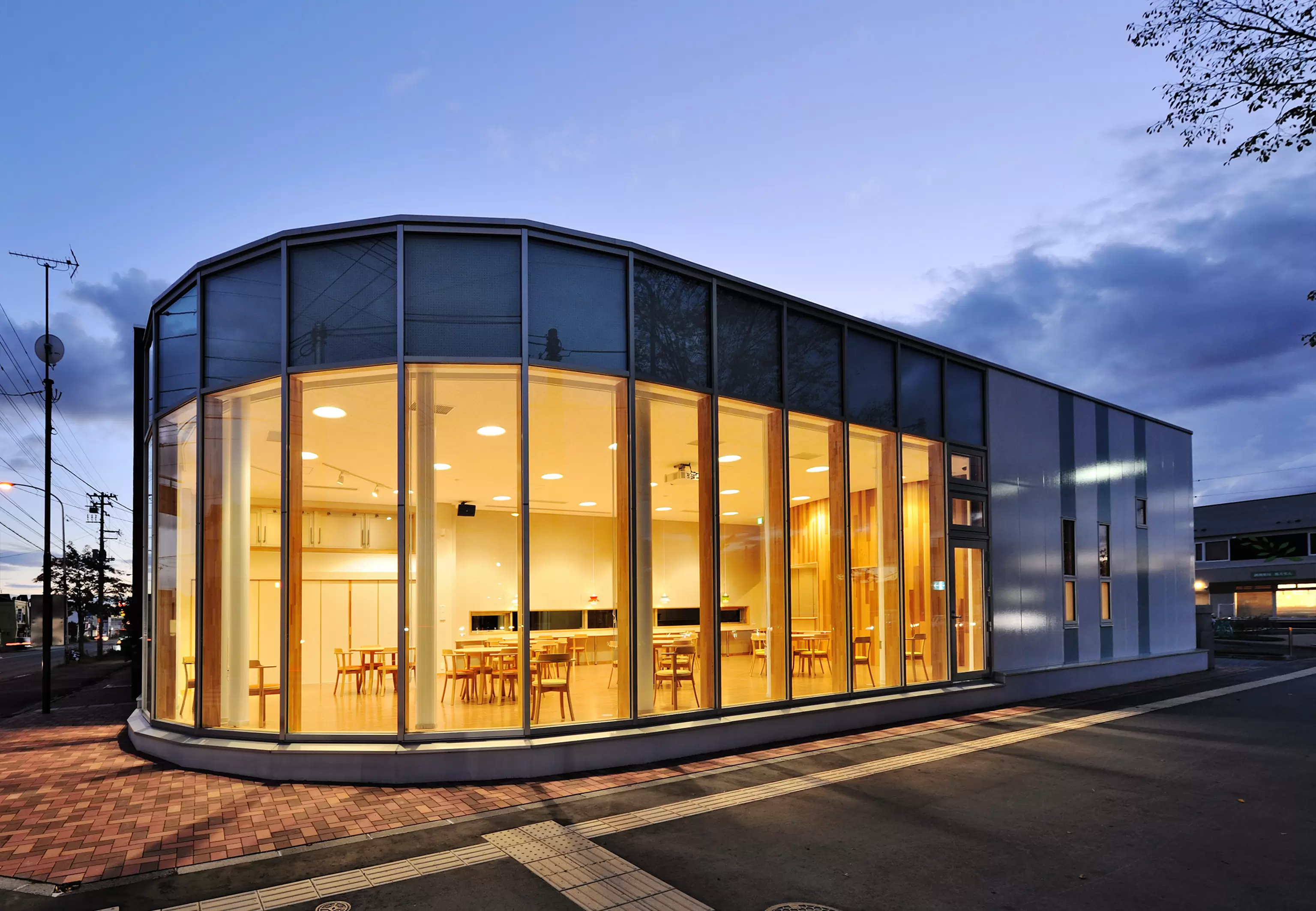 鉄骨造設計事例：クリニックホール（156㎡）、コンセプトはアートスペースとなる待合室