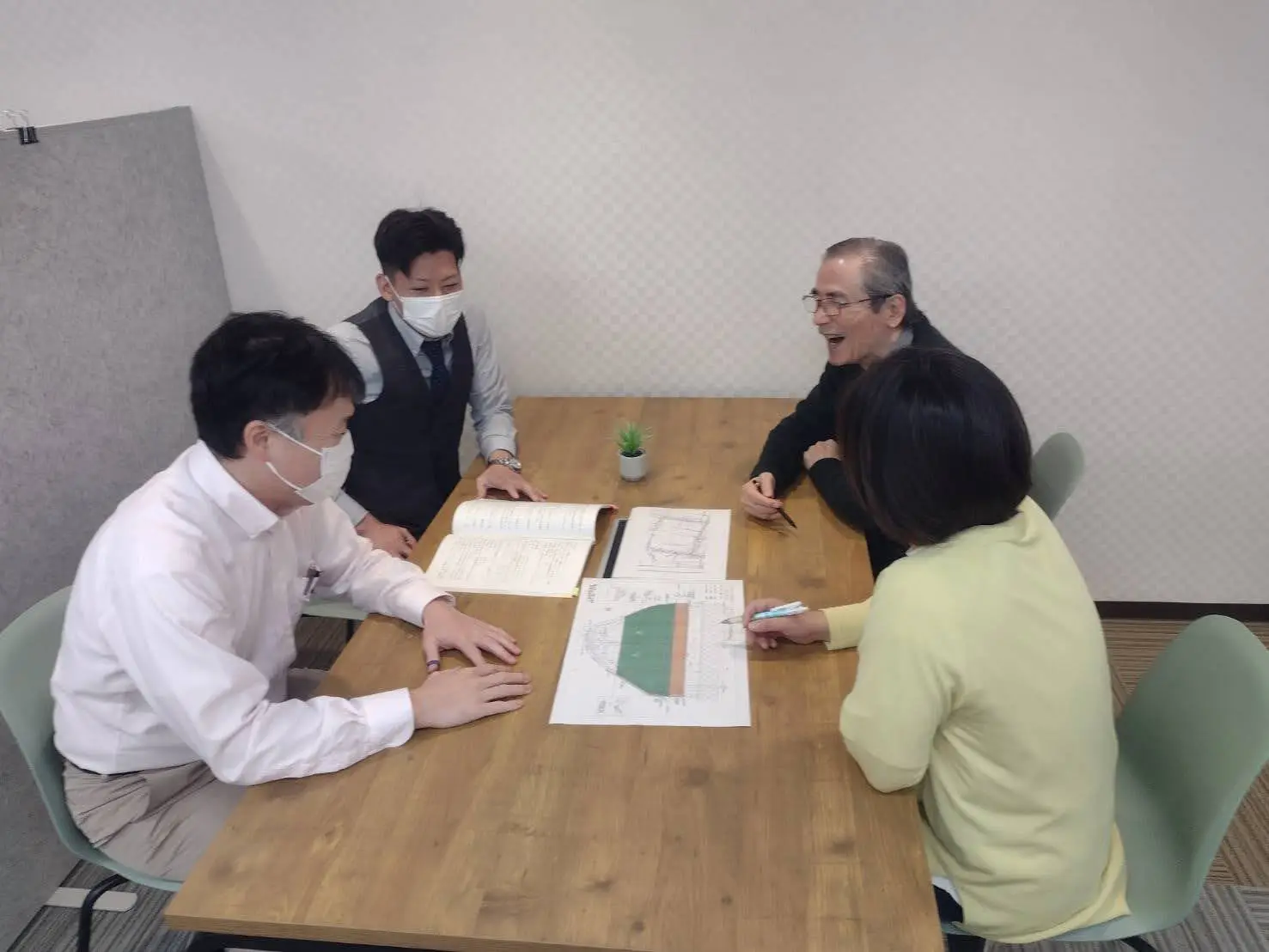 チームワークで仕事を進めていきます